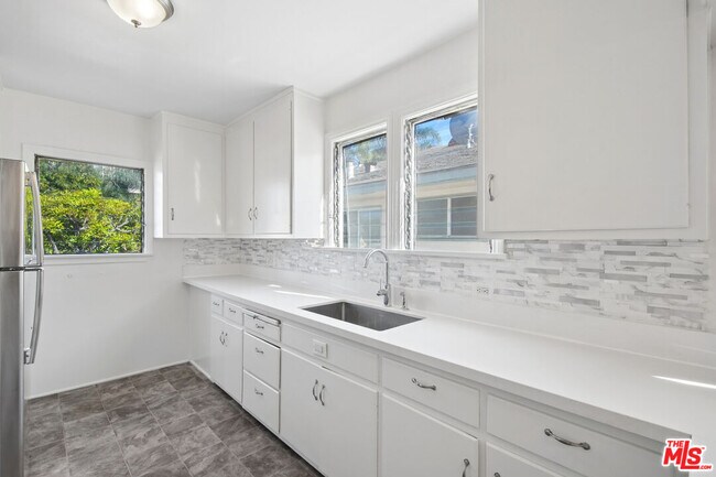 Building Photo - 1047 S Holt Ave