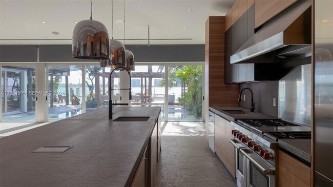 Building Photo - 2440 N Shore Terrace