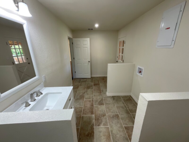 Building Photo - 1007 W Louisa Ave