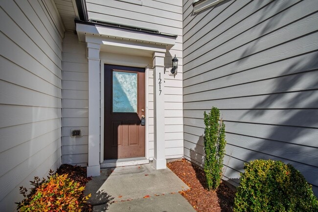 Building Photo - Elegant Townhome Near Southpoint Mall!