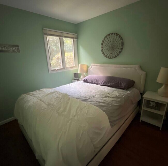 Building Photo - 914 Crestwood Ln