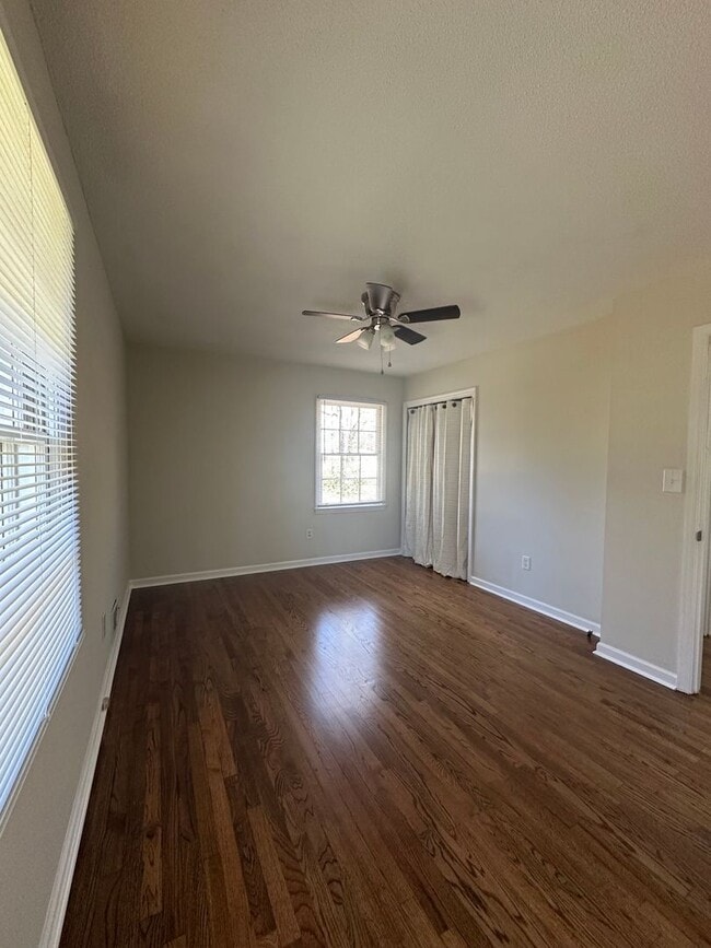 Building Photo - 3 bedroom home near Wire Park