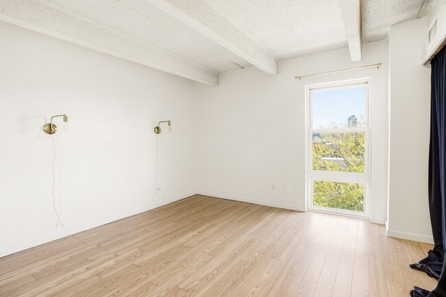 Building Photo - Spacious Cap Hill Condo with Garage Parking