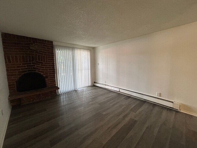 Building Photo - Wonderful 1 BR/1 BA Ground Floor Condo in ...