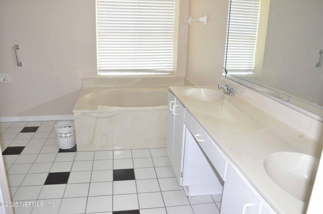 Building Photo - 2105 Hovington Cir W