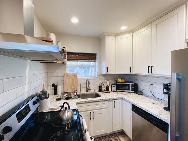 Building Photo - Beautiful 3/1 with gated driveway in Colonial Heights!