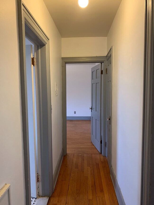 Building Photo - 102 Edgewood Ave