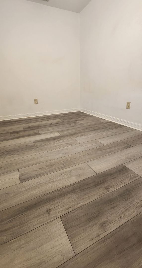 Building Photo - { ROCKWOOD VILLAS } 2/2 Town House Close t...