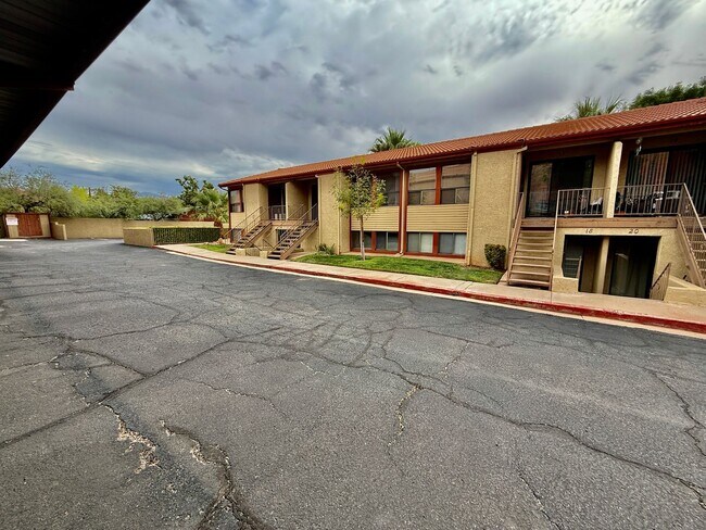 Building Photo - One Bedroom, TWO Bath apartment in Downtow...