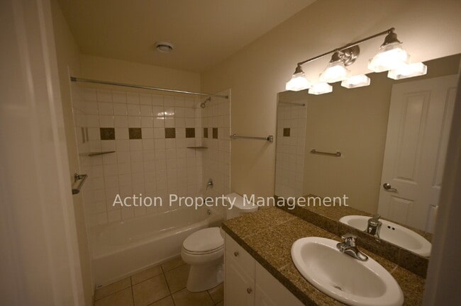 Building Photo - 2 bed, 2 bath, 1 car garage in a 4-plex, in Sequim