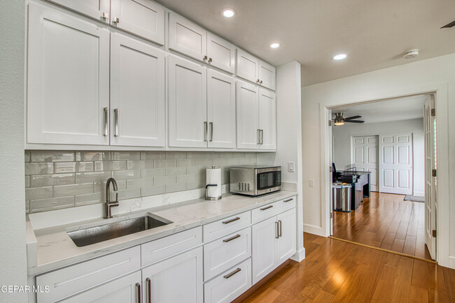 Building Photo - 6205 Brisa Del Mar Dr