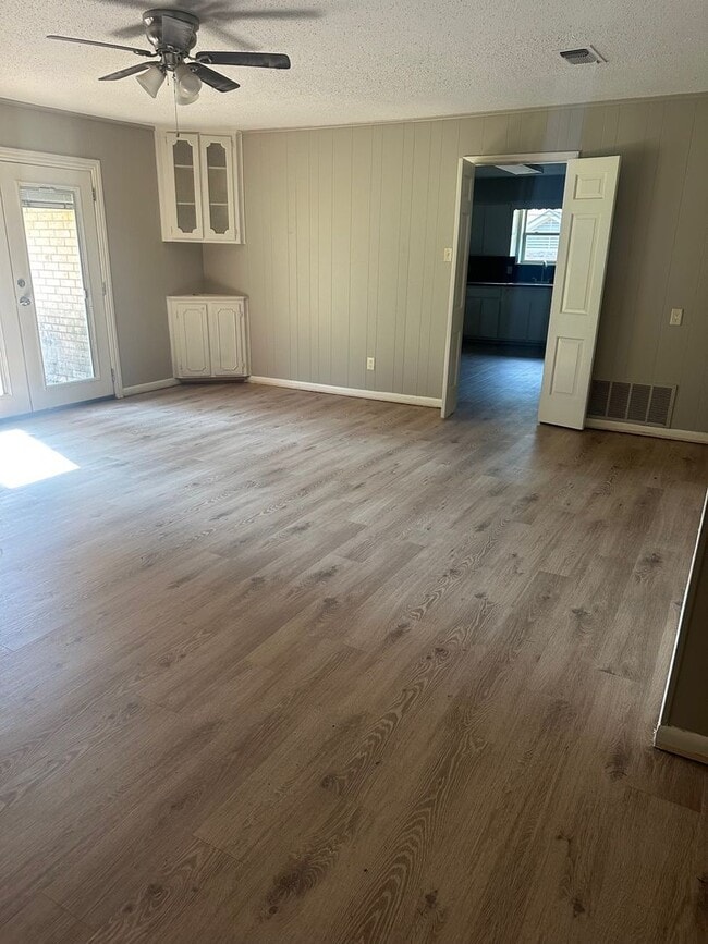 Building Photo - 3/2.5/2  LISD FENCED YARD PET FRIENDLY