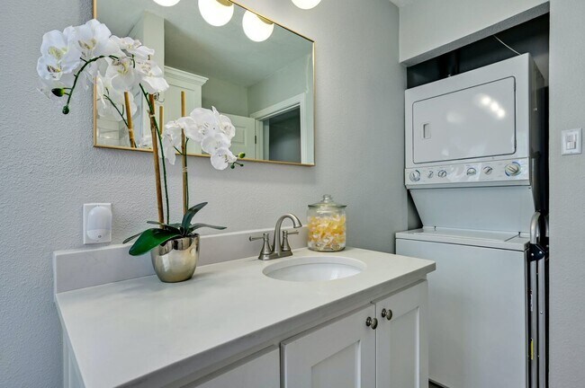 Building Photo - Unbelievable Brentwood Home + Separate Hom...
