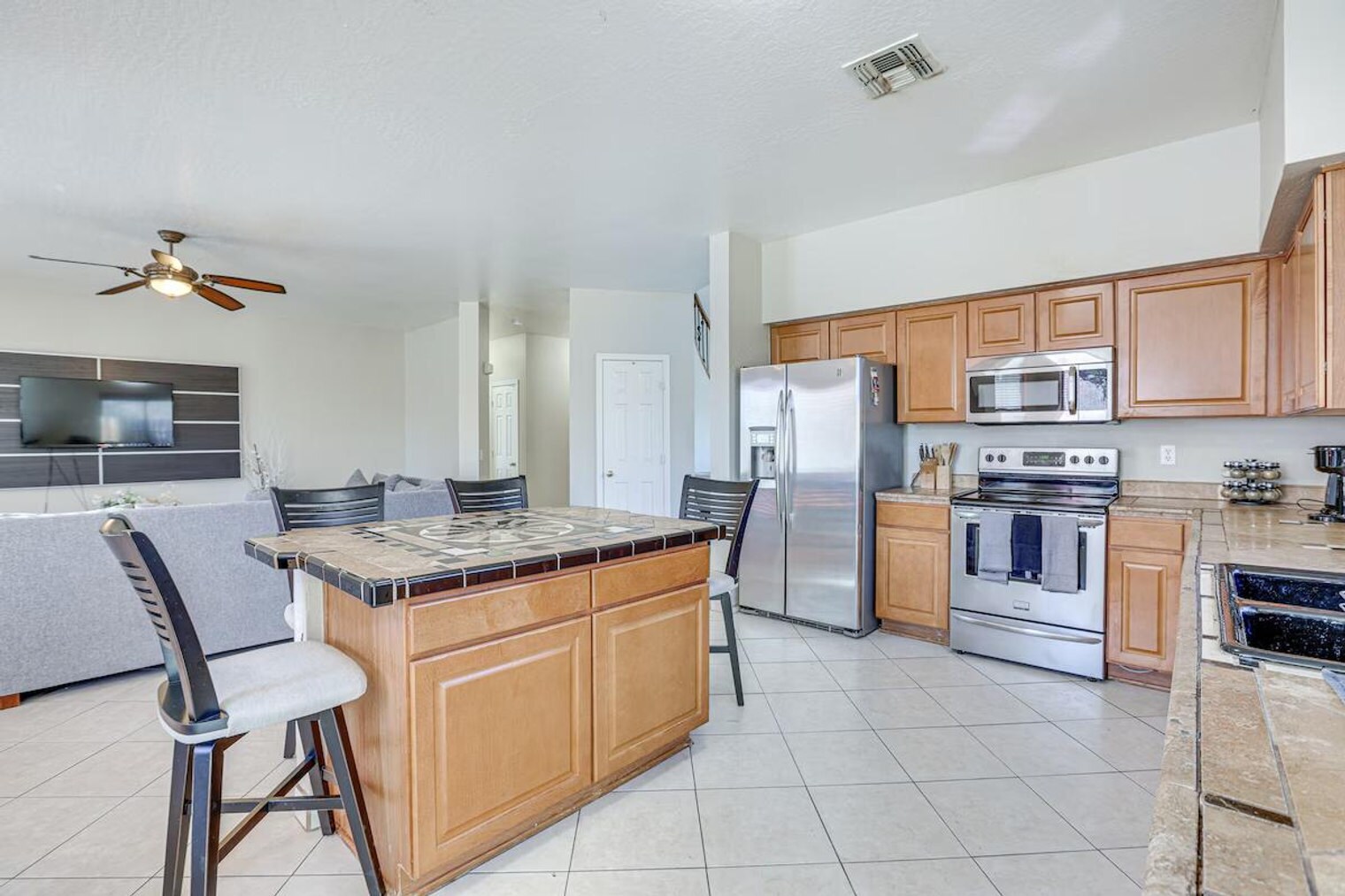 Building Photo - 2907 W Carson Rd