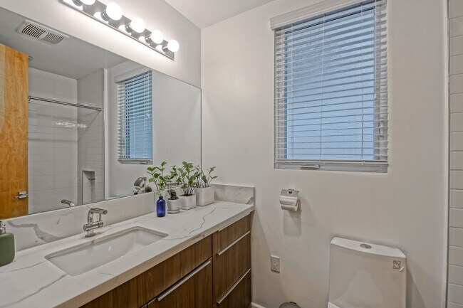 Building Photo - Custom, Modern & Spacious Tri-Level Home w...