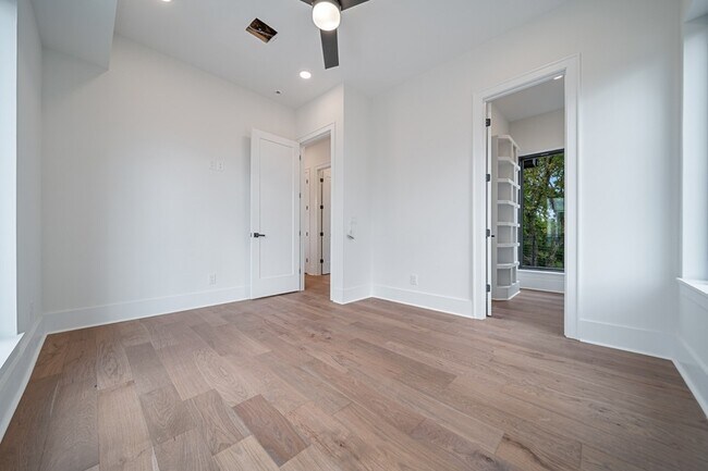 Building Photo - 6011 Hill Cir Dr