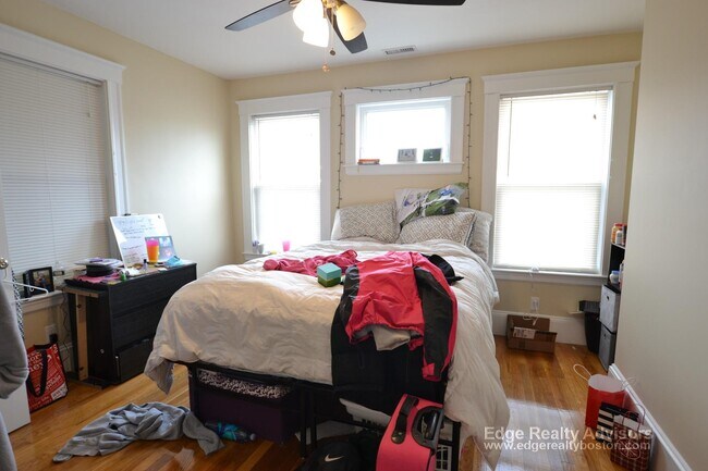 Building Photo - 35 Glencoe St