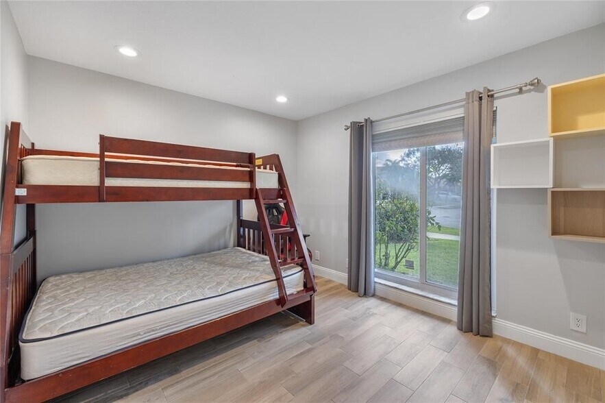 Building Photo - 5460 NW 38th Ter