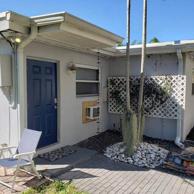 Building Photo - 832 NE 16th Ter