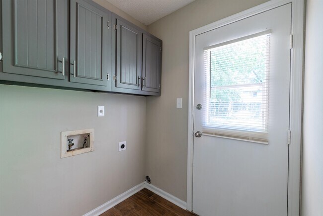 Building Photo - 4262 Sunnyslope Dr