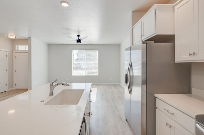 Building Photo - This 3 bedroom/2.5 bath townhome is ready for you!