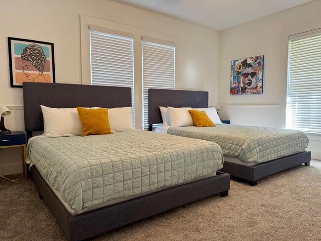 Building Photo - 910 SE 2nd St