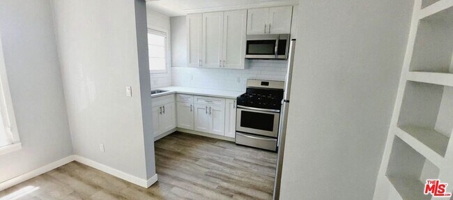 Building Photo - 164 S Elm Dr