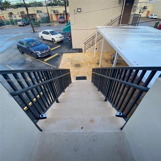 Building Photo - 313 N Krome Ave