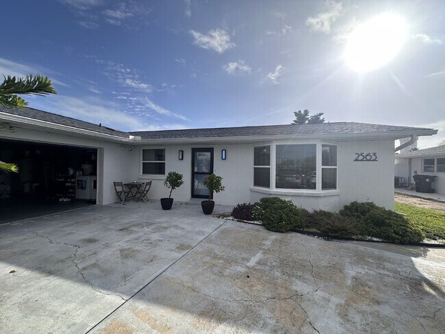 Building Photo - 2563 S Peninsula Dr