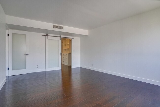 Building Photo - 435 N Oakhurst Dr