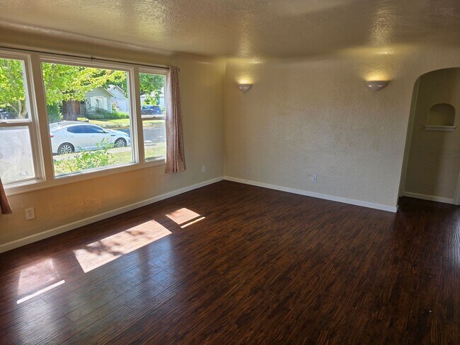 Building Photo - 2 Bedroom with Huge Yard in Springfield