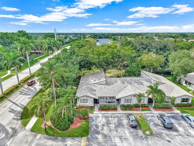 Building Photo - 453 Lakeview Dr