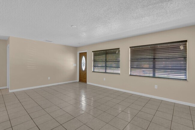 Building Photo - 6113 Yucca Dr