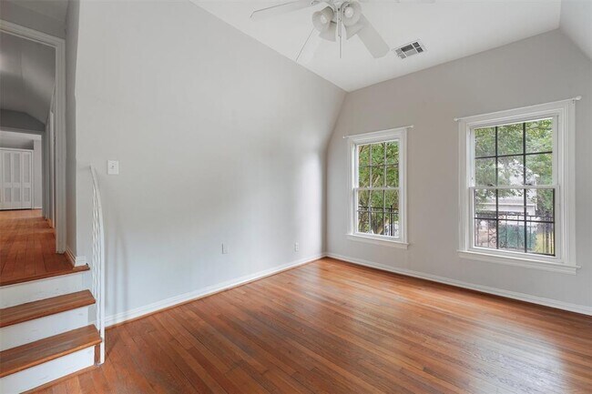 Building Photo - 3126 Wroxton Rd