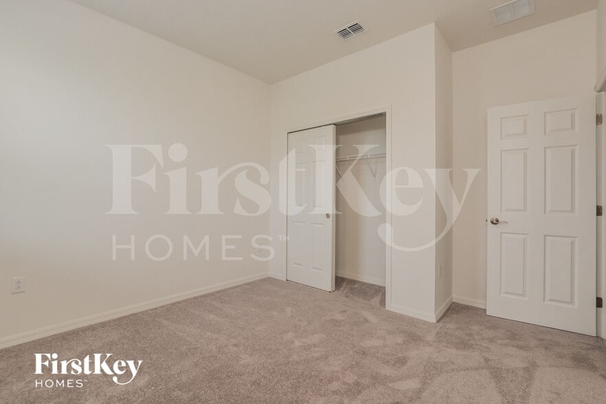 Building Photo - 1215 Ponca Rd