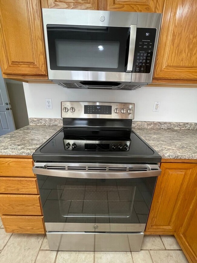 Building Photo - Spacious 4BR Home in Seven Oaks with Garage & Private Yard