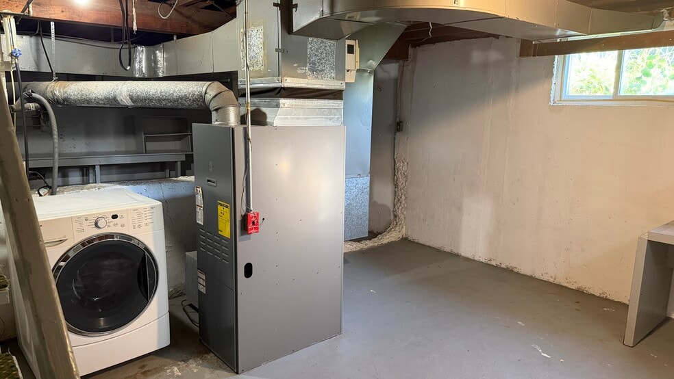 Washer / dryer hookup - 55 Birch Rd