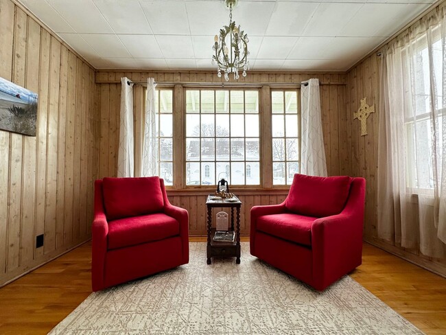 Building Photo - FURNISHED RENTAL: Vintage Chic Haven in St...