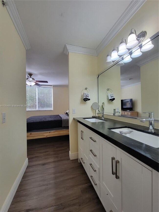 Building Photo - 400 Scotia Dr