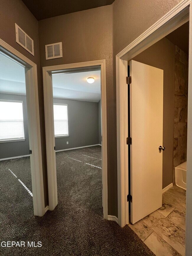 Building Photo - 924 Coyote Melon Dr