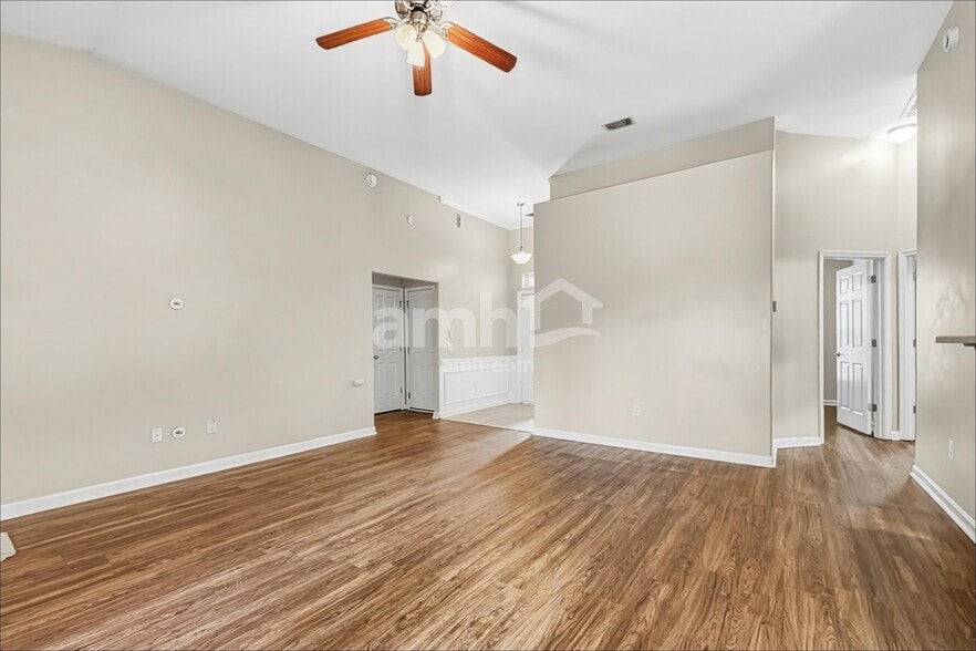 Building Photo - 1555 Bradley Blvd
