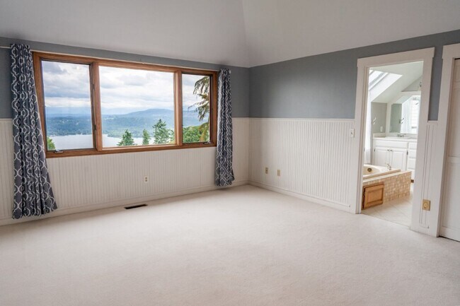 Building Photo - 3Bd/3Ba Bellevue House