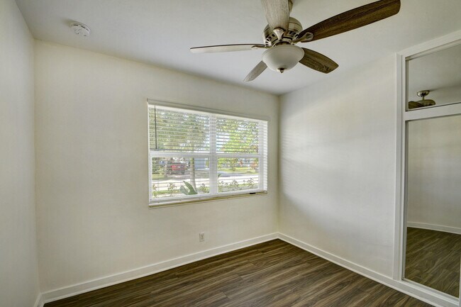 Building Photo - 1749 15th Ave N