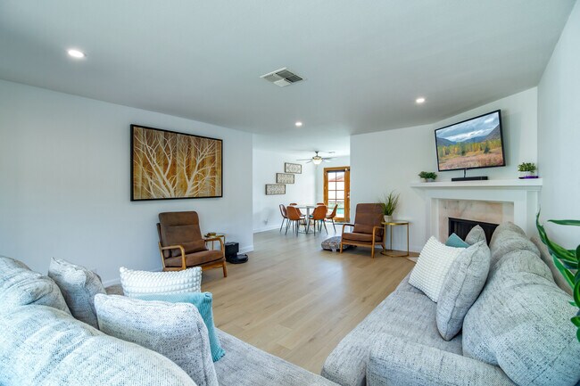 Building Photo - 54200 Avenida Madero