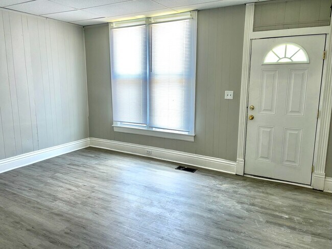 Building Photo - 2826 Saint Xavier St