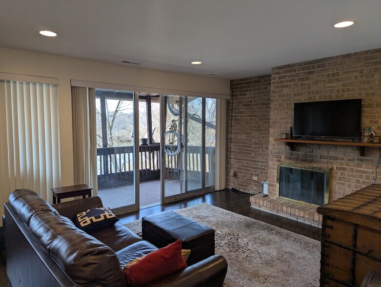 Building Photo - 5529 E Lake Dr