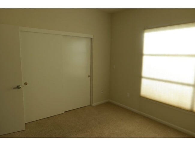 Building Photo - Modern Townhome Style Tri-level 2-BR, 2.5B...