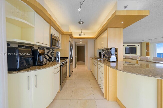 Building Photo - 16445 Collins Ave