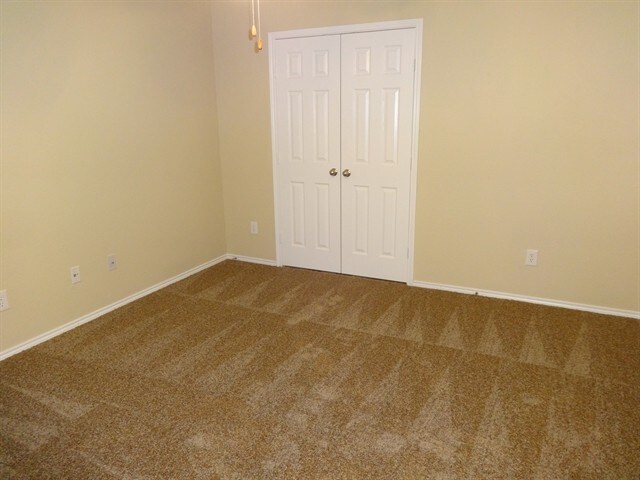 Building Photo - 915 Hidden Oaks Dr