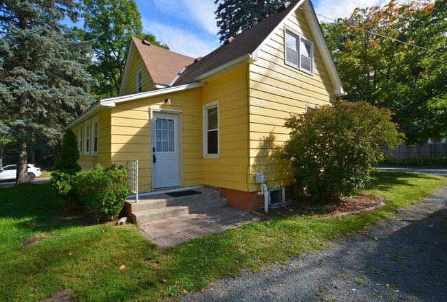 Building Photo - Beautiful 3-Bed 1.5-Bath Home in Forest La...